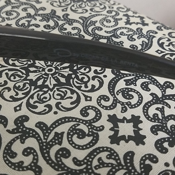 Oscar de la Renta black framed sunglasses - Picture 3 of 5